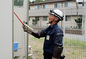 変電設備を確認する電気管理技術者