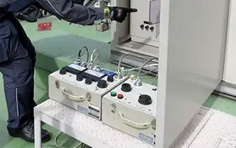 測定器による点検作業の様子