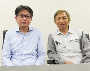 味の浜藤の安永慎一さん（左） と技術者の丸田敏幸さん